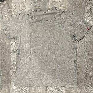 Levi’s gray t-shirt